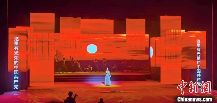 圖為“百年風(fēng)華”大型音樂(lè)史詩(shī)劇現(xiàn)場(chǎng)?！⒑ｌ` 攝