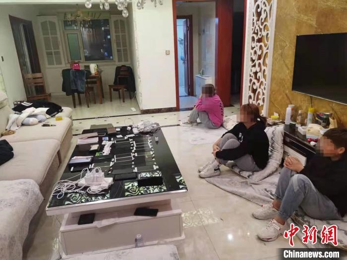 資料圖為果洛藏族自治州公安民警抓獲的犯罪嫌疑人?！‖斍呖h公安局供圖