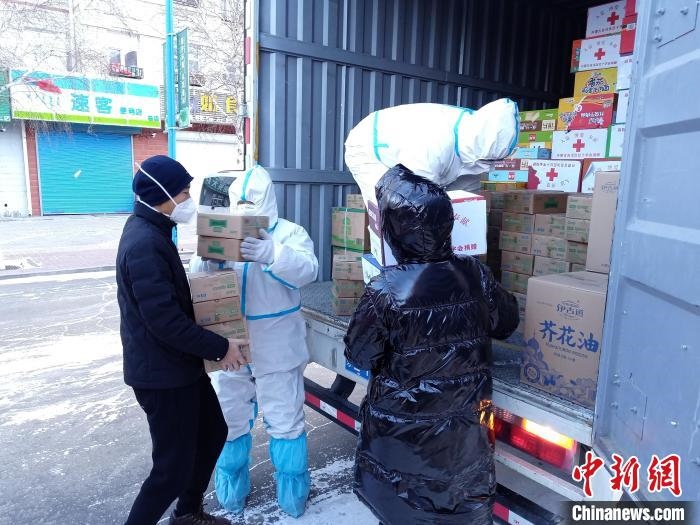 圖為滿洲里物資保障巡回補給車隊配貨現(xiàn)場?！∏靥饌?攝
