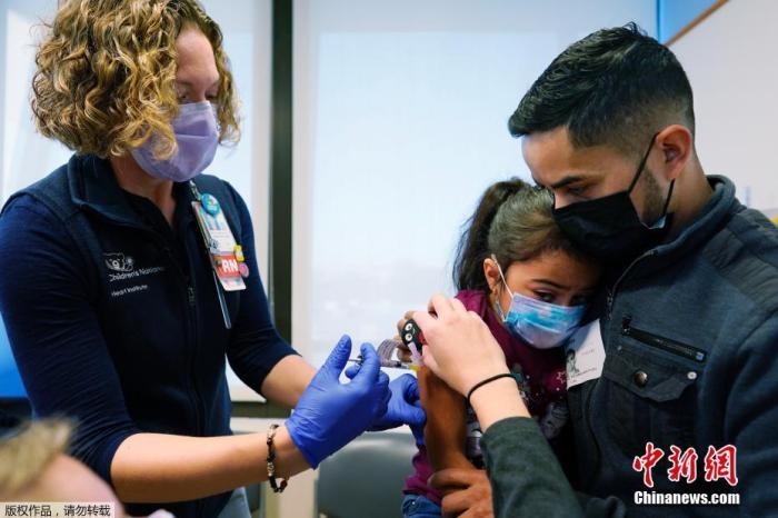 資料圖：當?shù)貢r間11月3日，美國華盛頓，國立兒童醫(yī)院為孩子接種疫苗。美國新冠疫苗接種進入了一個新階段，數(shù)百萬名小學生現(xiàn)在可以接種疫苗。