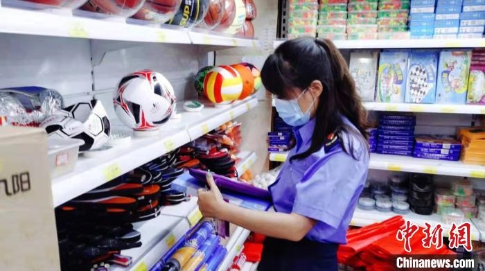 圖為秦皇島市海港區(qū)市場監(jiān)督管理局工作人員正在檢查涉冬奧標(biāo)志商品。　秦皇島市海港區(qū)市場監(jiān)督管理局供圖