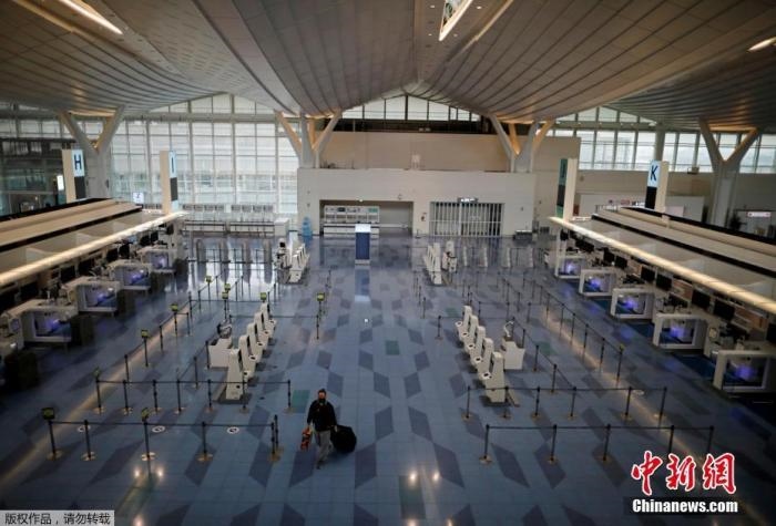 資料圖：日本東京，東京國際機場，一名乘客在國際航班航站樓的登機區(qū)。