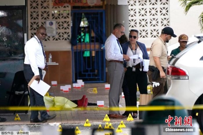 當(dāng)?shù)貢r(shí)間5月30日凌晨，位于美國(guó)佛羅里達(dá)州東南部的邁阿密戴德縣發(fā)生大規(guī)模槍擊事件，造成2人死亡、20多人受傷。圖為槍擊案現(xiàn)場(chǎng)。