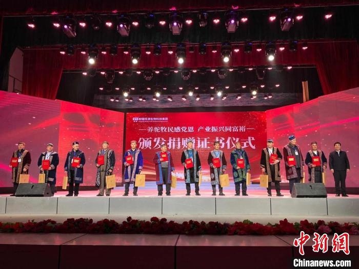 阿勒泰地區(qū)牧民靠企業(yè)的幫扶走上了致富道路?！」o琨 攝