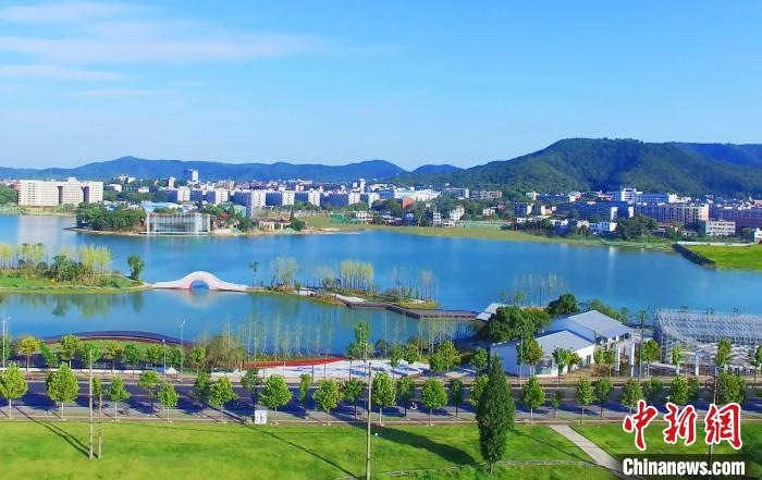 后湖藝術(shù)園?！√菩∏?攝