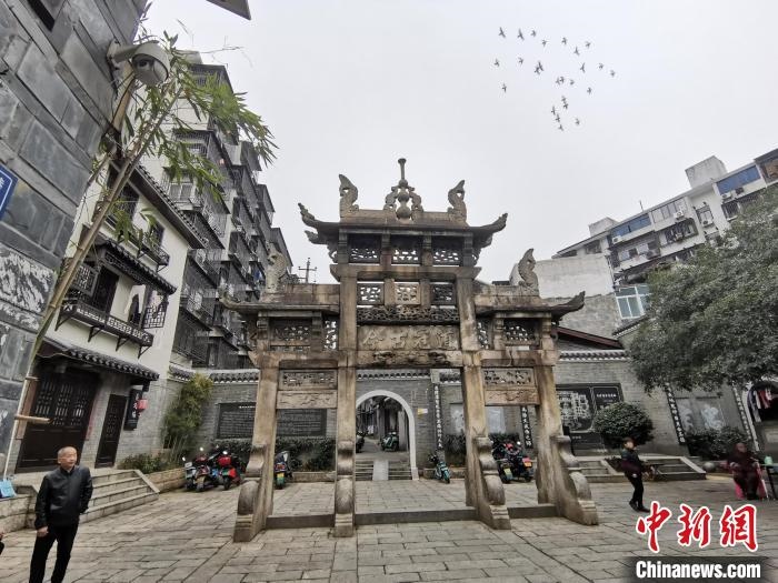 “道冠古今”牌坊?！×荷?攝