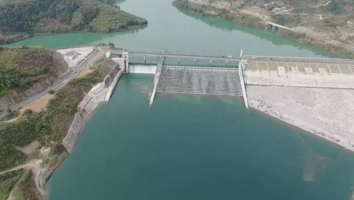 　　圖1 2021年12月7日，督察組使用無人機拍攝，保護區(qū)實驗區(qū)內(nèi)的八吝大壩已建成，且未設置過魚設施