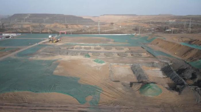 2021年12月11日，督察組使用無人機(jī)拍攝，神木市蘭炭產(chǎn)業(yè)特色園區(qū)檸條塔片區(qū)廢水集中處理設(shè)施僅完成部分基礎(chǔ)建設(shè)