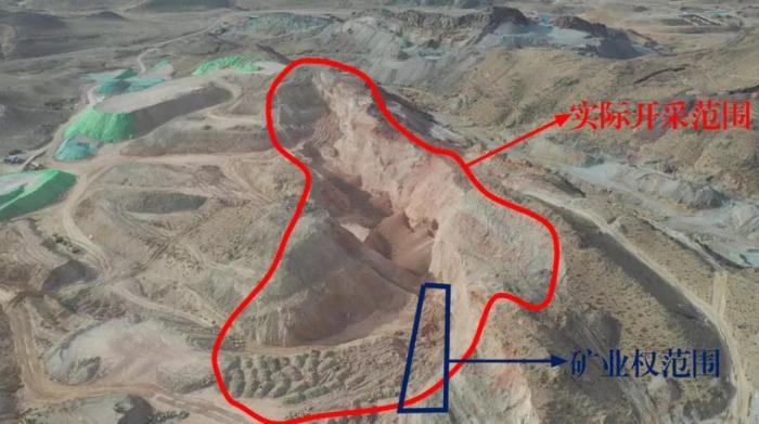 2021年12月11日，督察組使用無人機拍攝，銅鐵溝礦礦業(yè)權面積僅6.9畝，越界開采達182畝，超出26.4倍；實際開采深度達35米，遠超采礦許可證允許開采深度要求
