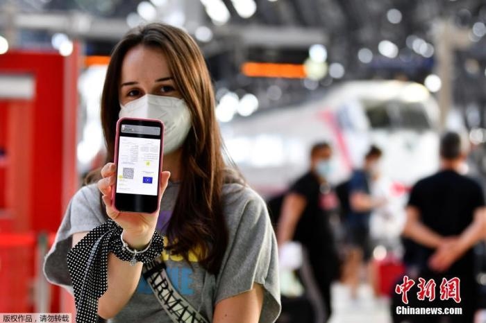 當(dāng)?shù)貢r(shí)間2021年9月1日，意大利米蘭，乘客在火車站出示的健康證明。