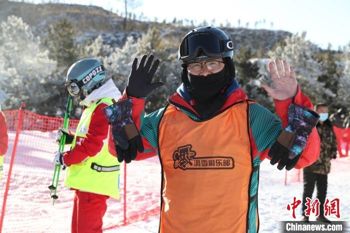 圖為滑雪場現(xiàn)場。　許婷 攝