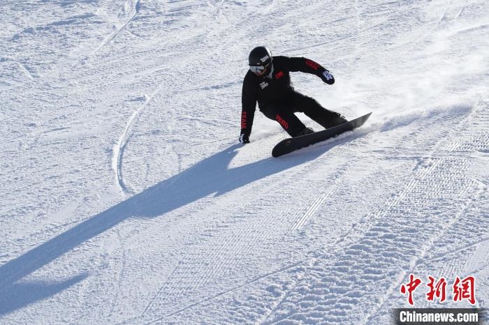 圖為滑雪場現(xiàn)場?！≡S婷 攝