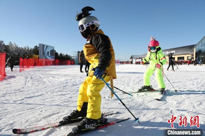 圖為滑雪場現(xiàn)場?！≡S婷 攝