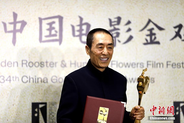 12月30日晚，第34屆中國(guó)電影金雞獎(jiǎng)?lì)C獎(jiǎng)典禮在福建省廈門市舉行。張藝謀以執(zhí)導(dǎo)《懸崖之上》榮膺最佳導(dǎo)演獎(jiǎng)。 <a target='_blank' href='/'>中新社</a>記者 呂明 攝