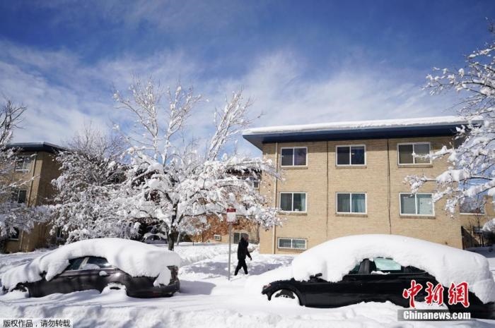 資料圖：當?shù)貢r間2021年3月15日，美國科羅拉多州丹佛，當?shù)赜瓉韽姳╋L雪天氣，城市被積雪覆蓋。