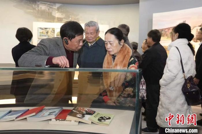 船政后裔在參觀新館?！￡悤造o 攝