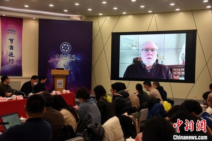 美國伊利諾伊大學(xué)教授理查德？克魯切爾通過視頻點評FAST測量星際磁場最新研究成果?！?lt;a target='_blank' href='/'>中新社</a>記者 孫自法 攝