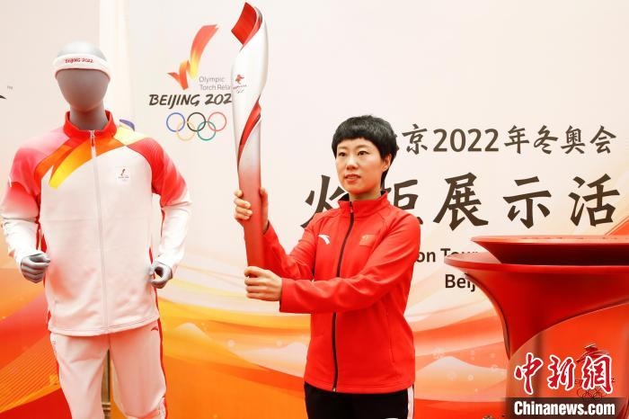 溫哥華冬奧會冠軍張會展示北京2022年冬奧會火炬。　姜輝 攝