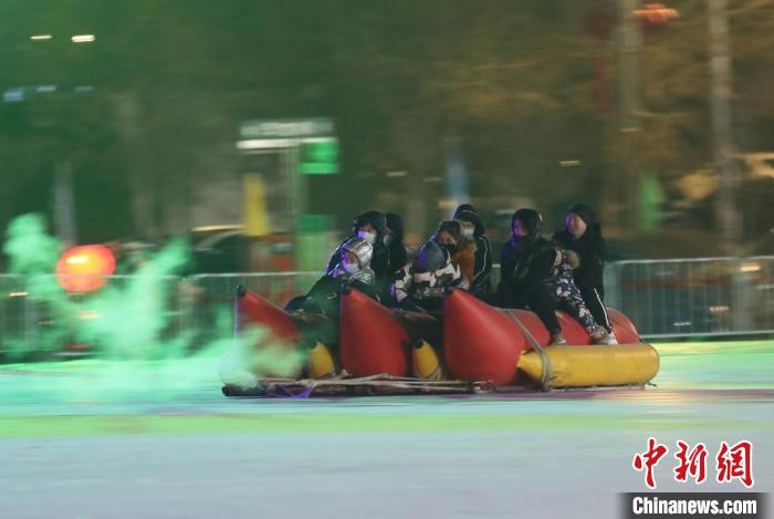 民眾沉醉在冰上香蕉船的快樂中。　于海洋 攝