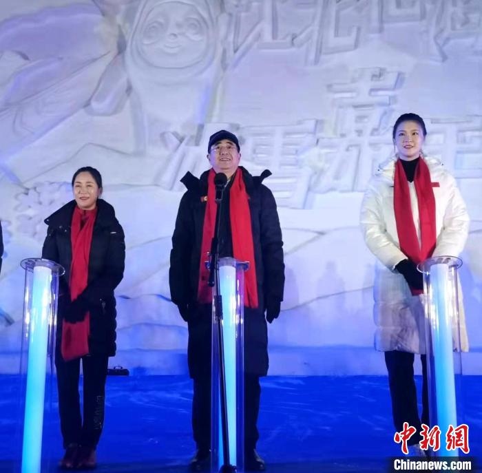 前女排國家隊隊長奧運冠軍惠若琪(右一)，中國女子田徑競走奧運冠軍王麗萍(左一)助陣當晚活動。　趙桂華 攝