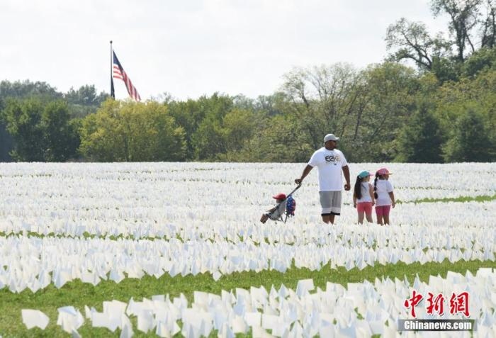 當(dāng)?shù)貢r(shí)間2021年9月18日，美國(guó)首都華盛頓國(guó)家廣場(chǎng)上插著數(shù)十萬(wàn)白色旗幟，悼念新冠逝者。這個(gè)名為“在美國(guó)：銘記”藝術(shù)裝置由美國(guó)藝術(shù)家弗斯滕伯格(Suzanne Firstenberg)策劃，她計(jì)劃在兩周內(nèi)與公眾一起在華盛頓國(guó)家廣場(chǎng)插上與美國(guó)新冠死亡病例數(shù)對(duì)應(yīng)的白旗，以示悼念。 <a target='_blank' href='/'>中新社</a>記者 陳孟統(tǒng) 攝
