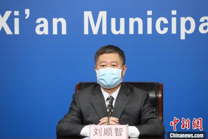 圖為西安市衛(wèi)生健康委主任劉順智6日在新聞發(fā)布會上?！∥靼彩姓﹫D