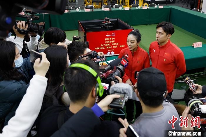 1月5日晚，全力沖刺北京冬奧學習座談會在北京舉行。座談會后，中國花樣滑冰雙人滑組合隋文靜、韓聰接受記者采訪。 <a target='_blank' href='/'>中新社</a>記者 富田 攝