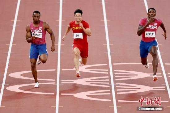 資料圖：北京時間8月1日晚，在東京奧運會男子百米決賽中，中國選手蘇炳添以9.98秒的成績獲得第六名，作為首位闖進奧運男子百米決賽的中國人，他再次創(chuàng)造了歷史。圖為蘇炳添在比賽中。<a target='_blank' href='/'>中新社</a>記者 富田 攝