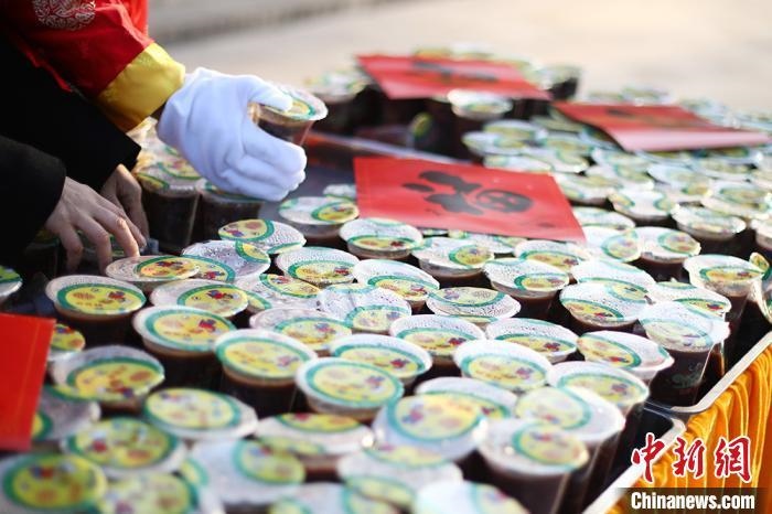 資料圖：工作人員將定制的臘八粥擺放整齊?！°蟛?攝