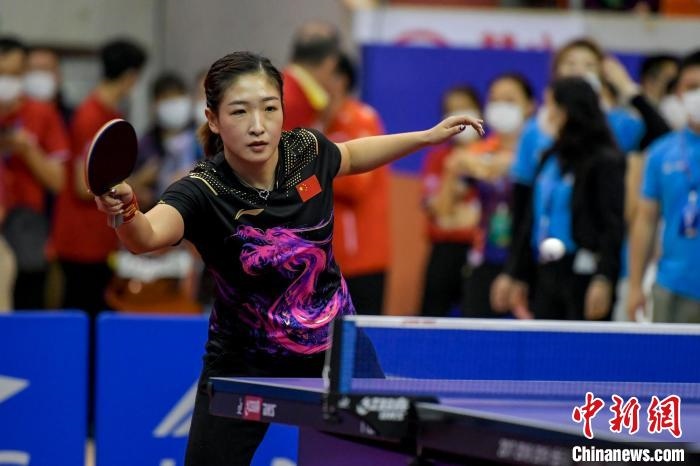 劉詩雯在2021年全國乒乓球“業(yè)余球王”總決賽中與選手互動交流球技。　駱云飛 攝