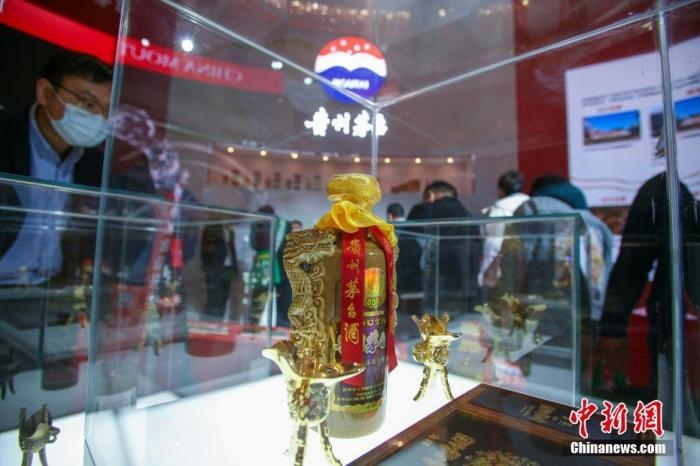 10月19日，天津，參觀者在中國茅臺(tái)展位參觀展示的白酒。當(dāng)天，第105屆全國糖酒商品交易會(huì)在國家會(huì)展中心(天津)啟幕。本屆糖酒會(huì)展覽總面積20萬平方米，吸引了來自40多個(gè)國家和地區(qū)的3504家參展商參展，共設(shè)置了傳統(tǒng)酒類、葡萄酒及國際烈酒、食品及飲料、調(diào)味品及配料、食品機(jī)械及包裝等展區(qū)。 <a target='_blank' href='/'>中新社</a>記者 佟郁 攝