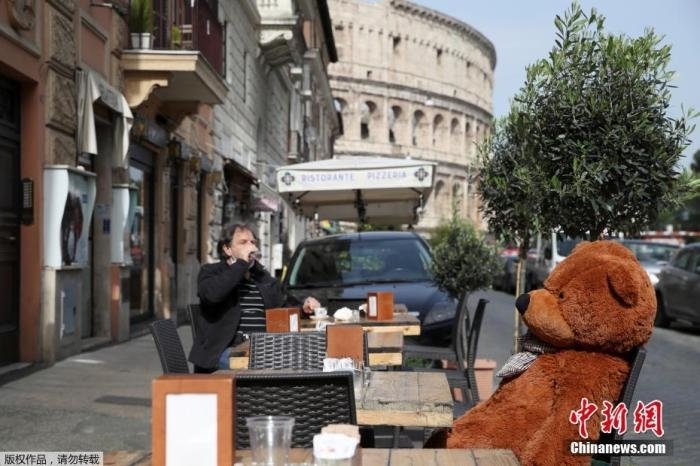 資料圖：意大利羅馬斗獸場附近的酒吧，顧客在露臺上喝酒。