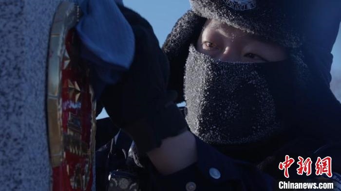 圖為恩和哈達邊境派出所的9名民警踏雪巡邊。　劉維明 攝