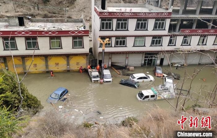 救援人員正在丹巴一處民房被淹處搜尋和轉(zhuǎn)移人員?！≈苡?攝