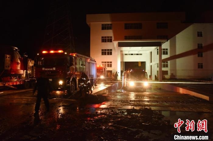 丹巴關(guān)州電站外多臺消防車輛正在開展排水作業(yè)?！≈苡?攝