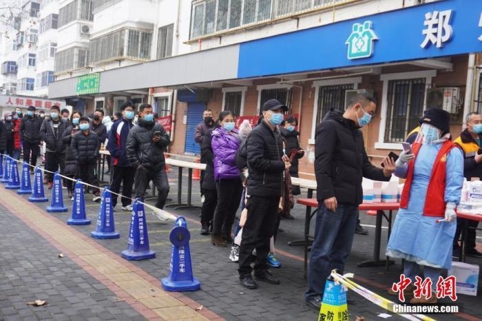 資料圖：1月7日，河南鄭州，市民有序排隊(duì)進(jìn)行核酸檢測。<a target='_blank' href='/'>中新社</a>記者 劉鵬 攝