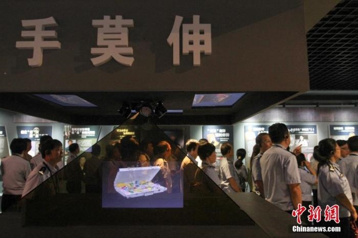 資料圖：2015年10月，海南省公安廳組織黨員干部前往反腐倡廉警示教育基地參觀受教。洪堅鵬 攝