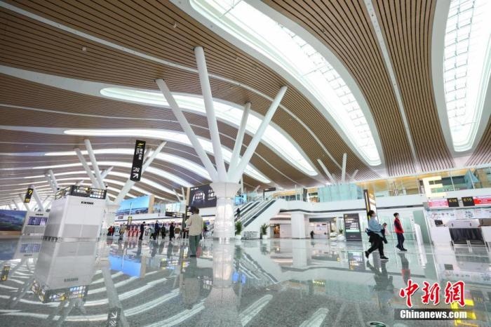 資料圖：貴陽龍洞堡國際機場T3航站樓出發(fā)大廳。 瞿宏倫 攝