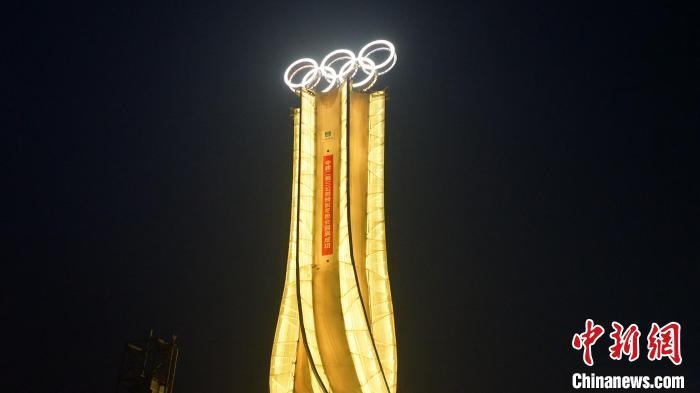 1月25日，由中建二局三公司承建的“海陀塔”順利竣工，奧運五環(huán)閃耀延慶冬奧賽區(qū)?！≈薪ǘ秩竟﹫D
