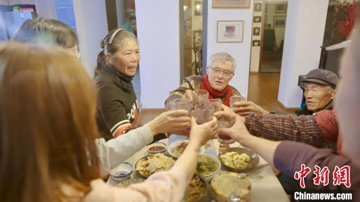 圖為賀歲紀(jì)錄片《“洋女婿”的中國年》劇照?！『h(yuǎn)航 攝