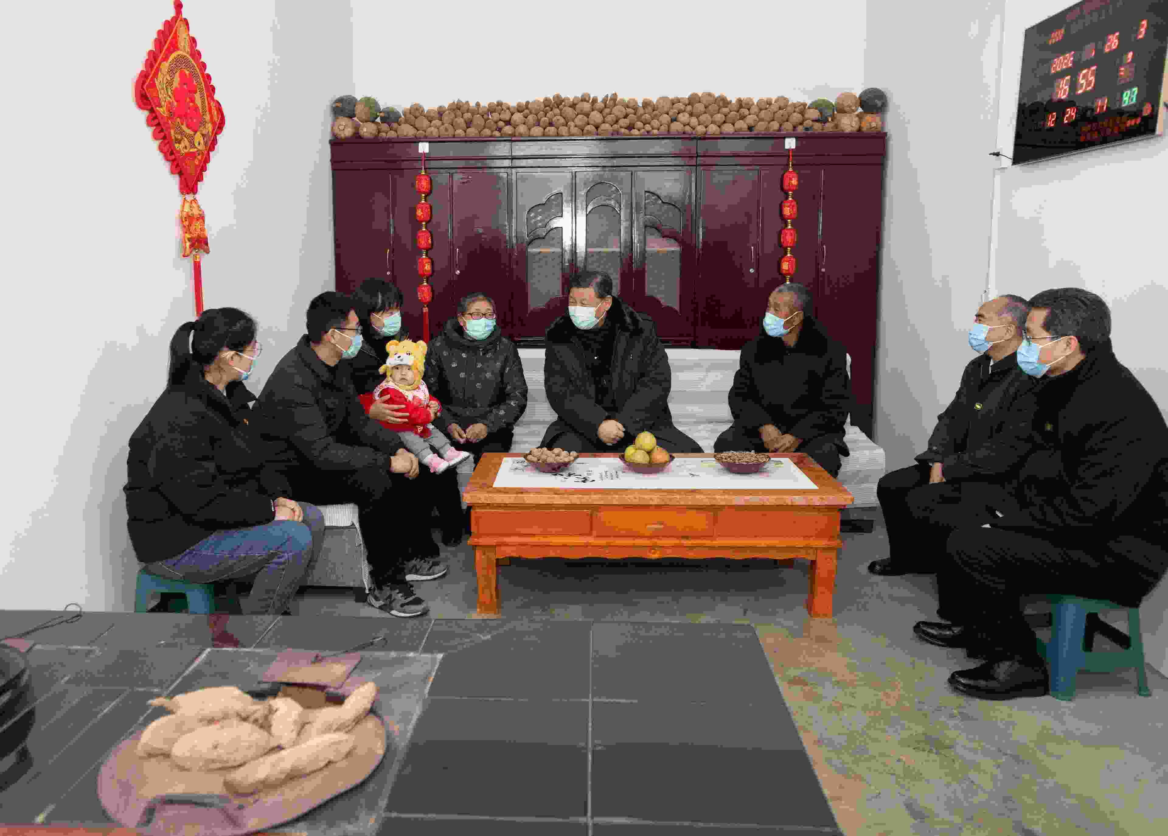 △2022年1月26日，中共中央總書記、國家主席、中央軍委主席習(xí)近平在臨汾市汾西縣僧念鎮(zhèn)段村同村民蔡文明一家親切交流。