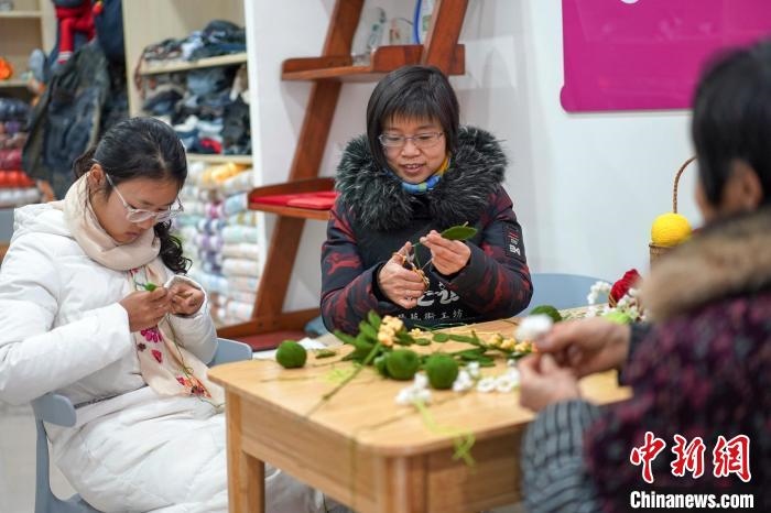 文創(chuàng)工作室的姐妹們正在鉤織月桂葉片?！」帕捡x 攝