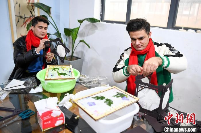 巴基斯坦留學(xué)生制作燈籠?！钊A峰 攝