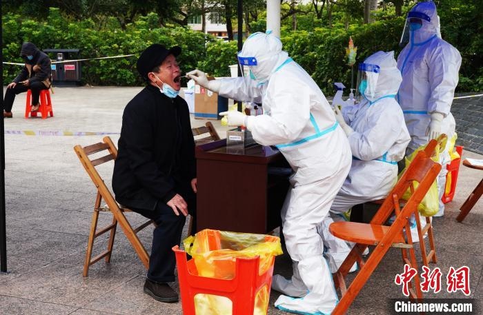 圖為德?？h組織民眾接受核酸檢測。　德?？h融媒體中心供圖