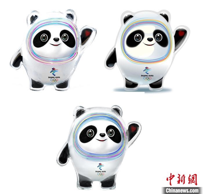 設(shè)計(jì)團(tuán)隊(duì)將“冰絲帶”的形象引入大熊貓后逐漸成型。上方兩個(gè)形象還是外八字腳，下方形象為最終定稿?！⑵皆乒﹫D