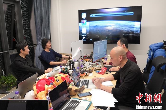 廣州美術(shù)學(xué)院曹雪、劉平云帶領(lǐng)的設(shè)計(jì)團(tuán)隊(duì)對(duì)北京冬奧會(huì)吉祥物加班加點(diǎn)進(jìn)行修改設(shè)計(jì)。(資料圖) 劉平云供圖