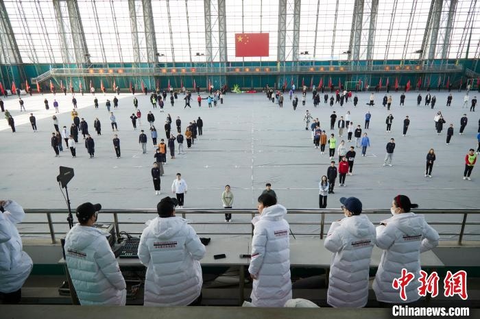 北京冬奧會閉幕式開始前，演員們在進(jìn)行排練。　張文海 供圖