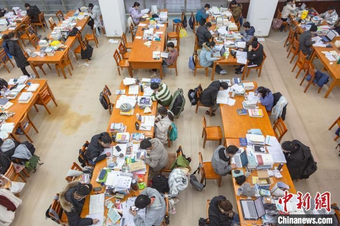 資料圖：南昌大學圖書館自習室內(nèi)，考生正在緊張復習?！⒘?攝