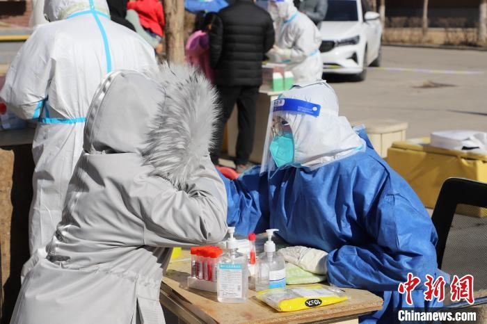 呼和浩特市民做核酸?！埩只?攝