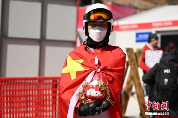 3月6日，中國(guó)選手梁景怡在賽后手捧吉祥物。當(dāng)日，北京2022年冬殘奧會(huì)殘奧高山滑雪男子超級(jí)大回轉(zhuǎn)-站姿決賽在國(guó)家高山滑雪中心舉行，中國(guó)選手梁景怡奪得冠軍。 <a target='_blank' href='/'>中新社</a>記者 劉冉陽 攝 　